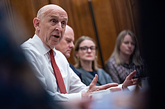 英國財政大臣希利（John Healey）（左1）訂28日發布政府年度預算案。官方已預告將加強投資人工智慧（AI），包括成立生物安全AI實驗室。（英國財政部提供）