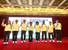 2026名古屋亞帕運台灣代表隊拿下4金7銀9銅，26日舉行返國慶祝餐會，行政院副院長鄭麗君（左4）、
運動部長李洋（左3）等人出席，舉杯向與會者致意。鄭麗君表示，每一面獎牌都得來不易，「不論是
教練、選手、幕後團隊，大家都是台灣英雄」。