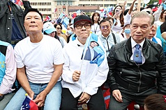 PD
蔣萬安競總成立　蔡康永現身（1）
台北市長蔣萬安爭取連任，26日下午在敦化國中舉行
競選總部成立大會，藝人蔡康永（前中）應邀出席。
中央社記者謝佳璋攝　115年10月26日