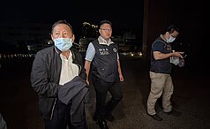 前台東縣長吳俊立（左）涉農路拓寬圖利案列被告，遭台東地院裁定新台幣500萬元交保，台東地方法院27日凌晨裁定改以700萬元交保。(中央社)