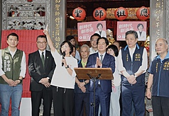 LG
賴總統、蘇巧慧出席下泰山巖建廟週年法會（1）
總統賴清德（前右3）、民進黨新北市長參選人蘇巧
慧（前左3）27日出席下泰山巖建廟150週年法會，蘇
巧慧表示，已完成候選人抽號，並比出1號手勢，期
盼打贏選戰。
中央社記者趙世勳攝　115年10月27日