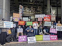 台灣失能者家庭暨看護雇主國際協會與多名失能者家屬雇主到勞動部前抗議，呼籲政府建議成立跨部會的專責外籍人力管理與派遣部門。