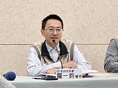 衛生福利部疾管署長羅一鈞提醒，目前社區流行病毒以流感佔近50%，出席人潮眾多場所，記得「打疫苗、勤洗手、戴口罩」。資料照。