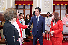 總統賴清德（中）27日下午在總統府接見「世界華人工商婦女企管協會回國訪問團」，向與會者握手致意。