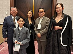 第39屆東京國際影展26日在東京揭幕，「我的棋王爺爺」入選「台灣電影文藝復興2026」特集，劇組出席紅毯。左起主演李立群、謝以樂、導演陳怡蓉、台灣文化中心主任曾鈐龍、演員瑪菲司。（台灣文化中心提供）
