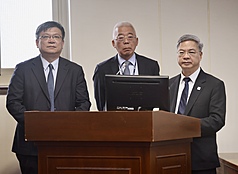 經濟部長龔明鑫(右)、中油董事長方振仁(中)、台電董事長曾文生(左)28日列席立法院經濟委員會並備詢。
