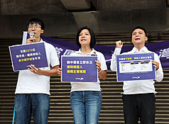 PD
台灣前進陣線：參選人身分證字號全都露
台灣前進陣線28日召開記者會指出，「公職候選人財
產申報系統」的網站夾帶直轄市長、縣市長及議員參
選人的身分證字號，民眾只要開啟查詢頁面，就可以
透過瀏覽器取得資料，質疑目前資料雖已下架但個資
已曝光。中選會回應已啟動調查程序。
中央社記者郭日曉攝　115年10月28日