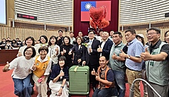 高雄市議會第4屆第8次定期大會28日閉幕，議長康裕成(中排左5)準備禮物送給即將卸任的市長陳其邁
(中排右5)，陳其邁也當場與議員們一起唱起歌曲「紅豆」，並合影留念，氣氛溫馨。