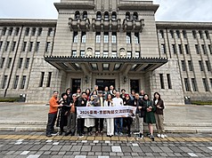 台南市陶藝協會28日首度赴京都市役所舉辦陶藝交流展，成為首個在京都市役所舉辦陶藝展的台灣團體，並與京都陶瓷業界交流，為台日文化合作寫下新頁。（郭貞慧提供）