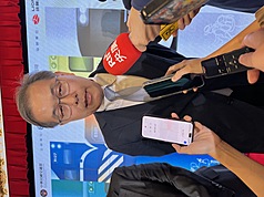 西班牙發生高鐵追撞事故引發關注。台鐵總經理馮輝昇29日受訪指出，台鐵安全防護機制一定會確實落實執行，透過號誌險阻、乘務人員執行列車防護、ATP自動停車等機制把關，絕對不會發生這樣的情形。