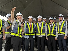 行政院長卓榮泰（前右3）29日視察花蓮馬太鞍溪堤防工程，親民黨主席宋楚瑜（前右4）也受邀同行。
