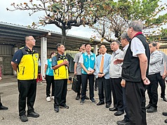 行政院長卓榮泰（前排右3）29日前往視察花蓮漁港製冰設備建置工程，允諾中央補助比例從約50%提高至70%。
