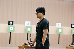 年僅21歲的亞運射擊國手葉廷緯29日在2026世界大學射擊錦標賽，不僅獲得男子10公尺空氣手槍個人銀牌，更與隊友謝翔宸、許明睿合力拿下團體金牌。（大專體總提供）