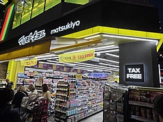 日本11月1日起改採離境確認後退稅新制，旅客在機場只要透過海關自助終端機掃描護照，若顯示綠燈，原則上不須打開行李箱或逐件出示免稅商品，最快5秒即可完成海關確認。顯示紅燈的旅客，則必須攜帶免稅商品前往海關櫃檯人工查驗。