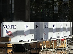美國期中選舉將在11月3日舉行，民調顯示民主黨聲勢走高，圖為位於華盛頓特區一處選民可提前投票的票所。