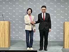 2026高雄市長選舉電視辯論會30日登場，民進黨高雄市長參選人賴瑞隆（右）、國民黨高雄市長參選人柯志恩（左）辯論前握手合影。（主辦單位提供）