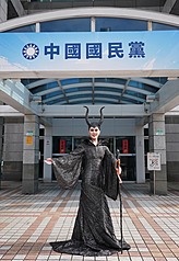 台灣同志遊行31日登場，國民黨主席鄭麗文裝扮成「黑魔女」梅菲瑟，在網路上和大家一起參與。 
（國民黨文傳會提供）