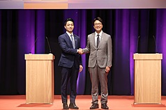 台北市長參選人電視辯論會31日在TVBS大樓舉行，國民黨台北市長參選人蔣萬安（左）、民進黨台北市長參選人沈伯洋（右）在會前握手致意。