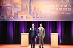 台北市長候選人電視辯論會31日在TVBS大樓舉行，國民黨台北市長候選人蔣萬安（左）、民進黨台北市長候選人沈伯洋（右）在台上握拳合影。