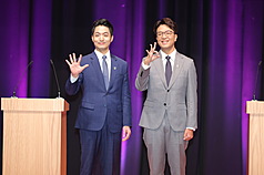 台北市長參選人電視辯論會31日在TVBS大樓舉行，國民黨台北市長候選人蔣萬安（左）、民進黨台北市長候選人沈伯洋（右）比出自己的抽籤號次。