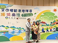 115年全國模範清潔隊員表揚活動31日在台南遠東香格里拉登場，環境部長彭啓明（左）表示，政府預定明年提出計畫，希望讓清潔隊員擁有更好福利、待遇和制度。（台南市政府提供）