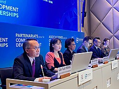 世界貿易組織29日至30日舉行「第10屆貿易援助全球檢視大會，國合會31日透過新聞稿指出，今年大會的第24場次論壇主題由台灣駐世界貿易組織代表團常任代表黃昭元（左1）主持、國合會副秘書長謝佩芬（左2）擔任講者，分享台灣經驗。
（國合會提供）