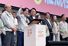 民進黨新竹市長候選人莊競程（前左3）31日舉辦競選總部成立大會，身兼民進黨主席的總統賴清德（前左2）等人到場站台。