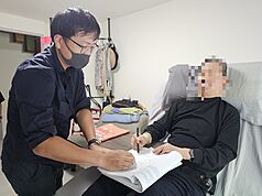 新竹鍾姓男子因傷癱瘓，因不願當「活著的死人」，積極尋求合法安樂死。近日委託律師遞狀送憲法法庭，為台灣請求安樂死法制化的憲法訴訟首例。（紀岳良提供）