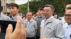 行政院長卓榮泰（前右2）31日在新北市受訪時表示，國民黨、民進黨籍台北市長參選人蔣萬安、沈伯洋兩人於辯論會都很認真，市民都希望看到參選人對未來的政見多一點闡述。