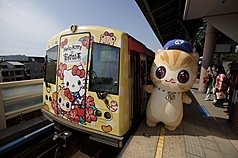高雄捷運蜜柑站長攜手國際知名IP角色Hello Kitty推出彩繪列車，31日首航，自高捷紅線橋頭糖廠站出發。（高雄捷運公司提供）