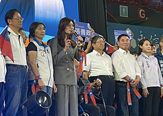 國民黨31日舉辦桃竹竹苗公投造勢活動，黨主席鄭麗文（前左3）、桃園市長張善政（前左）、苗栗縣長鍾東錦（前右2）、新竹縣長楊文科（前右3）、新竹縣長參選人徐欣瑩（前左2），以及無黨籍新竹市長高虹安（前右）同台參與。