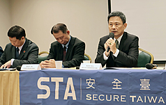 安全台灣學會31日召開「中共20屆五中全會後情勢觀察」座談會，國防大學中共軍事事務研究所教授馬振坤（右）與會。
