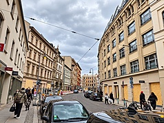 德國Z世代示威號召31日上街示威，柏林精品與潮流購物街區酒大師街（ Weinmeisterstraße）多家商店以木板封住玻璃櫥窗。
中央社記者林尚縈柏林攝 115年10月31日