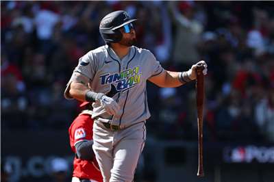 坦帕灣光芒艾蘭達(Jonathan Aranda, 圖)3安建功，光芒7比3勝守護者扳平系列賽。