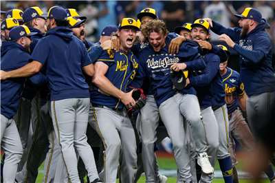 MLB世界大賽第5戰，密爾瓦基釀酒人隊(Milwaukee Brewers)終場以4比1擊敗坦帕灣光芒隊(Tampa Bay Rays)，以4勝1敗的戰績贏得隊史首座世界大賽冠軍。圖為賽後隊員振臂歡呼。(美聯社/達志影像)