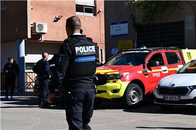 法國馬賽（Marseille）附近城鎮奧班（Aubagne）的一所國中發生校園槍擊案，警方到場調查。
