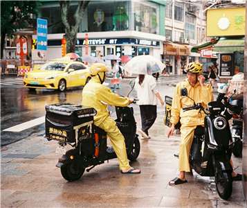 中國自媒體人馮睿近日傳出失聯。馮睿過去曾經針對外送員、白領工作者、農民工等群體權益發聲。圖為中國外送員。示意圖。 (圖：Unsplash)