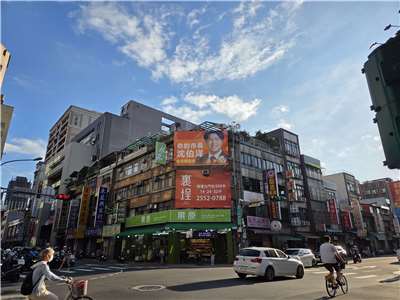 示意圖，選舉將近街道各處都是競選廣告。(饒辰書 攝)