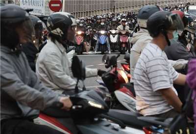 交通部研議修法首訂機車車牌角度，規劃向上不得超過40度、向下不得超過15度，目標2027年7月上路。