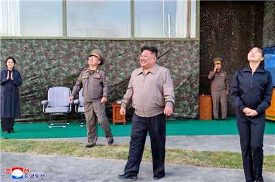 北韓領導人金正恩(Kim Jong Un)帶著女兒視察飛彈試射。(圖：KCNA)
