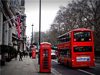 英國8月國內生產毛額(GDP)較前一個月成長0.1%，優於分析師普遍預測的萎縮0.1%。不過，這項數據仍顯示經濟成長速度放緩，低於7月的0.4%增幅。圖為英國街景。(Pixabay圖庫)
