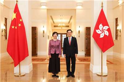香港行政長官李家超(右)19日向來訪的亞投行行長鄒加怡(左)說，期望辦事處成立後，可以為本地金融業創造機遇。(FB@李家超 John KC Lee)
