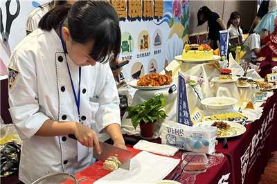 頭城家商學生以細緻刀工現場示範文思豆腐。(楊雨青 攝)