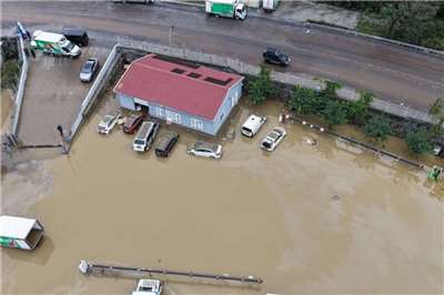 土耳其伊斯坦堡遭遇暴雨攻擊，道路、工業設施和車輛被泥濘的洪水包圍。(AFP)