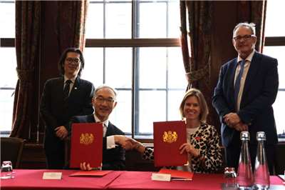 駐英國代表姚金祥(前左)與英國在台辦事處代表包瓊郁(Ruth Bradley-Jones)於臺灣時間10月2日在倫敦正式簽署臺英科學創新及技術協議(SITA)，象徵雙方科技夥伴關係邁入全新里程碑。(圖:國科會提供)