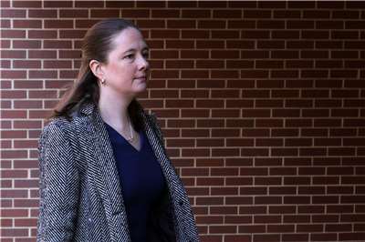 聯邦調查局(FBI)前局長柯米(James Comey)的女兒莫琳(Maurene Comey)2025年7月遭解職，當時她在紐約曼哈頓擔任助理聯邦檢察官。