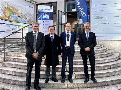 谷瑞生大使與主辦單位合影。由右至左：OpTecBB財務長Dr. Kolja Haberland、谷瑞生大使、駐德代表處經濟組長鍾昇宏、OpTecBB執行長Dr. Adrian Mahlkow。圖：駐德代表處提供