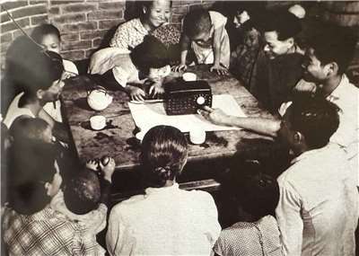 1960年代臺灣農村裡全家一起聽廣播