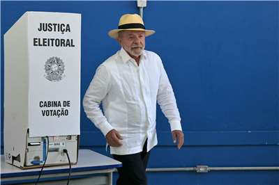 巴西總統大選，尋求連任的總統魯拉(Luiz Inacio Lula da Silva)完成投票。