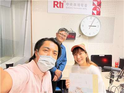 《臺灣夜市 Taiwan Yes!》主持人曾偉旻，專訪創作歌手鄭宜雰、音樂製作人黃培育